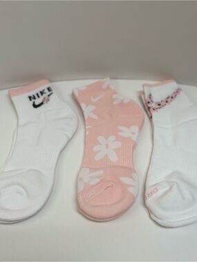 Nike Pink & White Floral Crew Socks - Everyday Plus